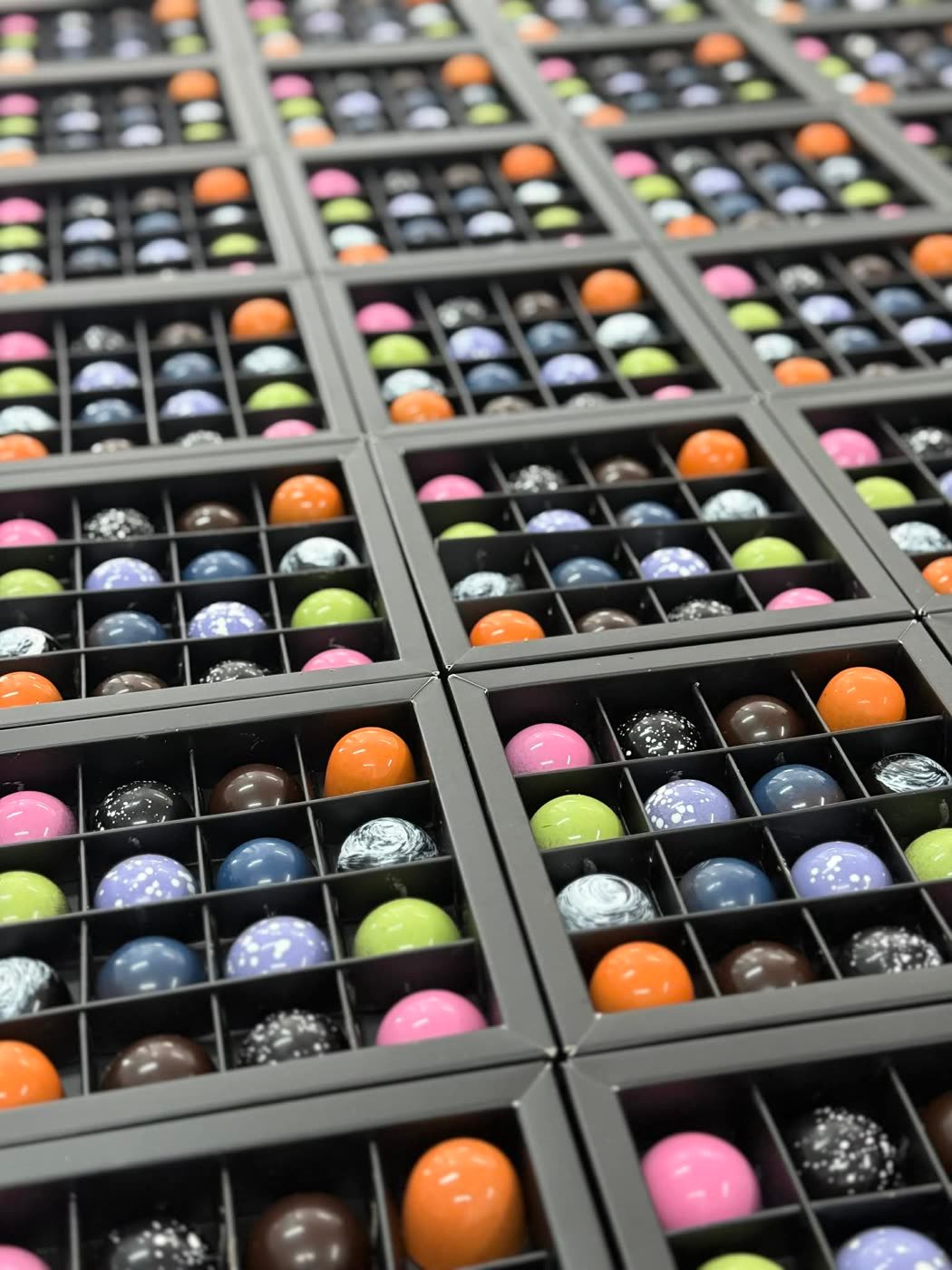 Bonbons de chocolat colorés de l'atelier